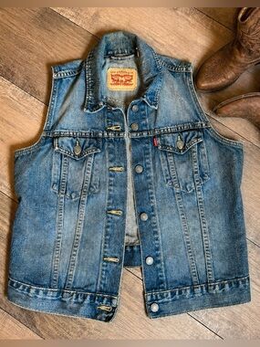 Levi’s Medium Wash Denim Vest – Trucker Style – Size L (Unisex)